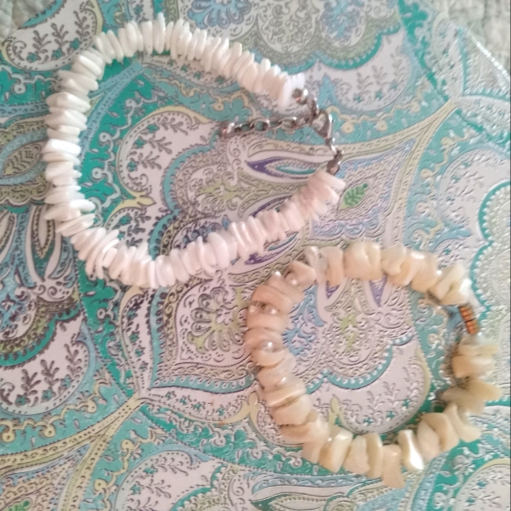 2 Bracelets